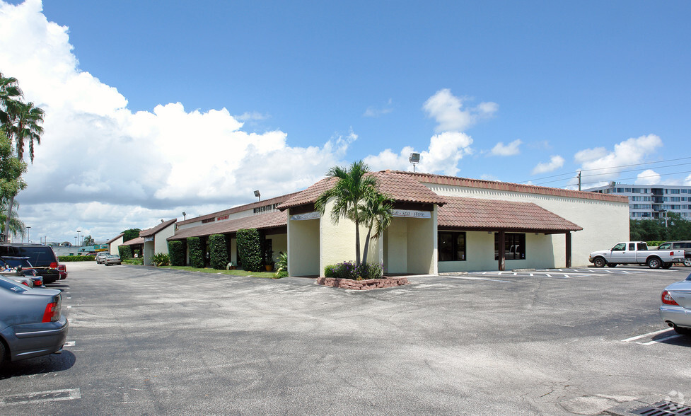 1649 Forum Pl, West Palm Beach, FL for lease - Building Photo - Image 2 of 4