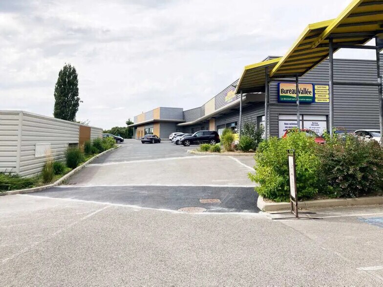 Retail in Trie-Château for lease - Building Photo - Image 2 of 4