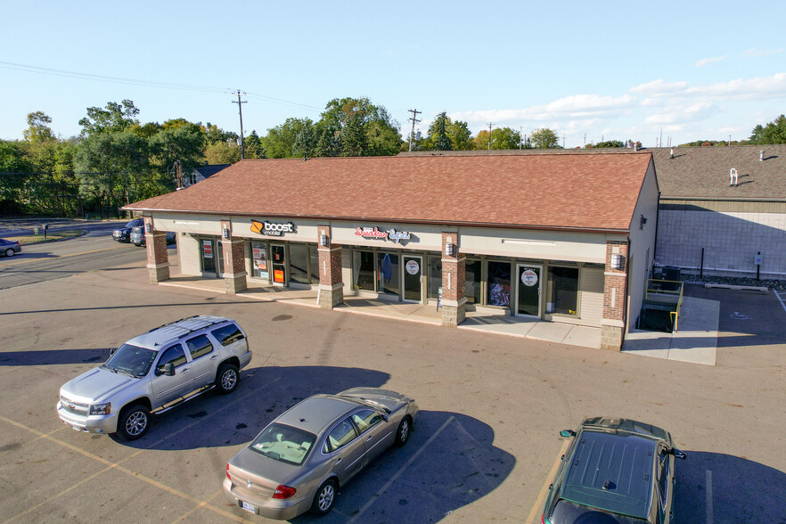 635 S Waverly Rd, Lansing, MI for lease - Building Photo - Image 2 of 11