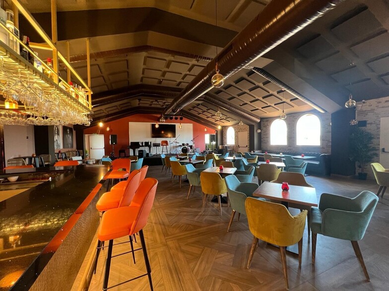 Retail in Estepona for sale - Building Photo - Image 1 of 18