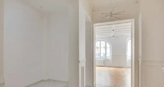 Flex in Paris for lease - Interior Photo - Image 2 of 11