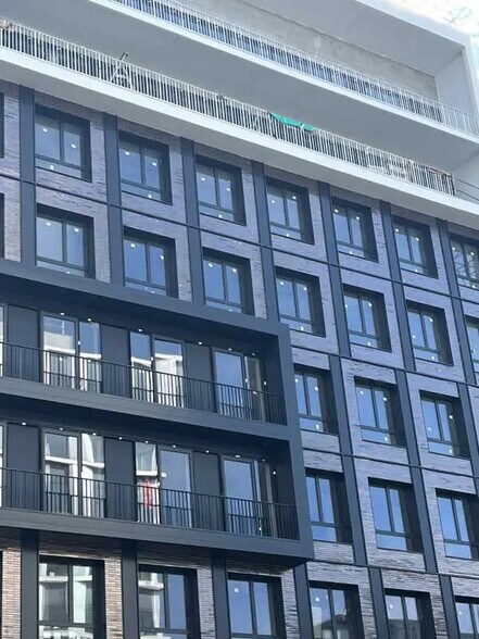 7 Rue Stephenson, Montigny-le-Bretonneux for sale - Building Photo - Image 1 of 7