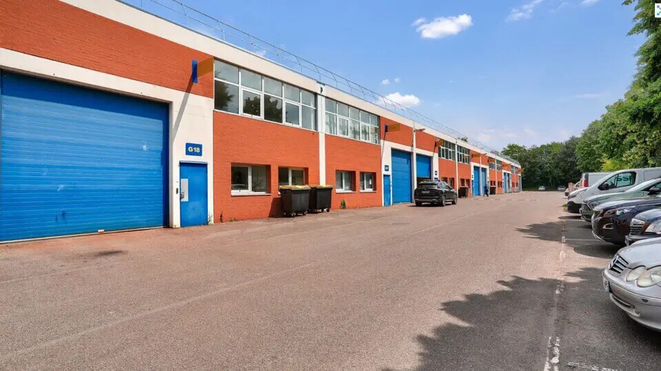 Office in SAINT-OUEN-L'AUMONE for lease Building Photo- Image 1 of 8