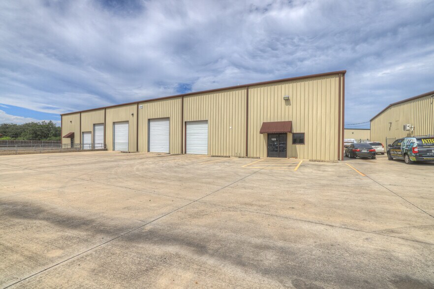 3526 Tx-337 Loop, New Braunfels, TX for lease - Building Photo - Image 2 of 27