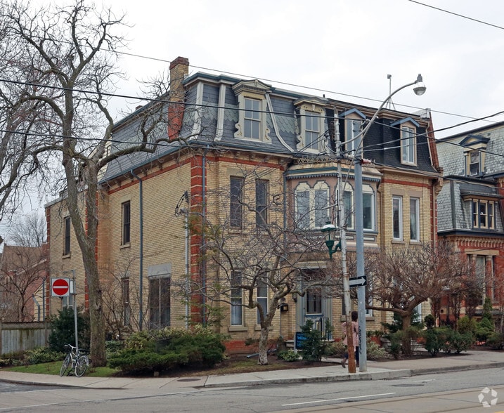 213-215 Carlton St, Toronto, ON for sale - Primary Photo - Image 1 of 1