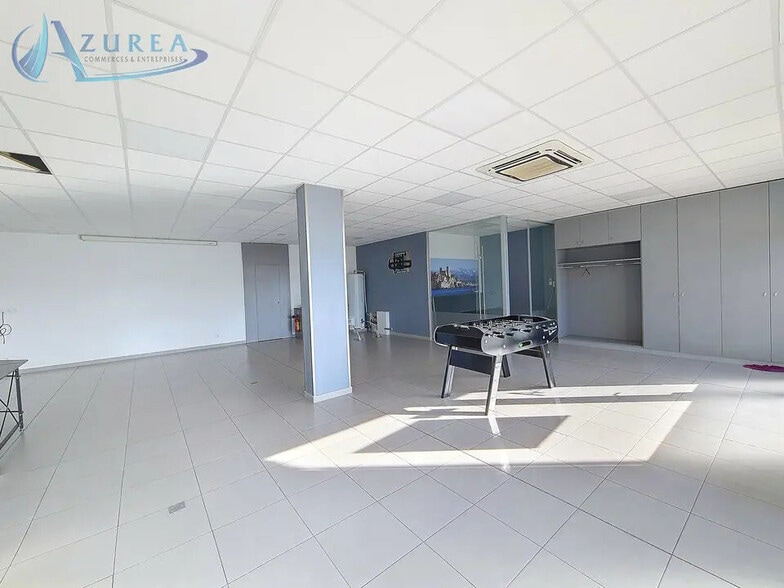 Retail in Antibes for lease - Interior Photo - Image 2 of 8