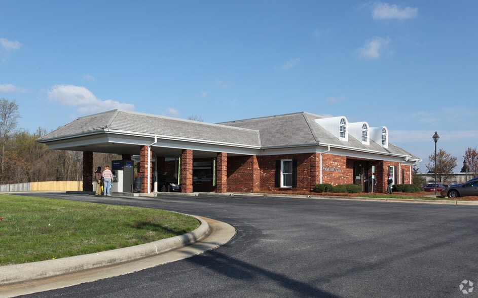 2200 Westchester Dr, High Point, NC for lease - Building Photo - Image 3 of 6