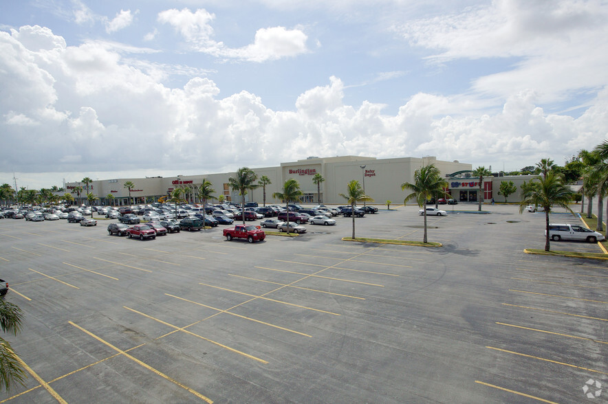 500-520 W 49th St, Hialeah, FL for lease - Primary Photo - Image 1 of 1