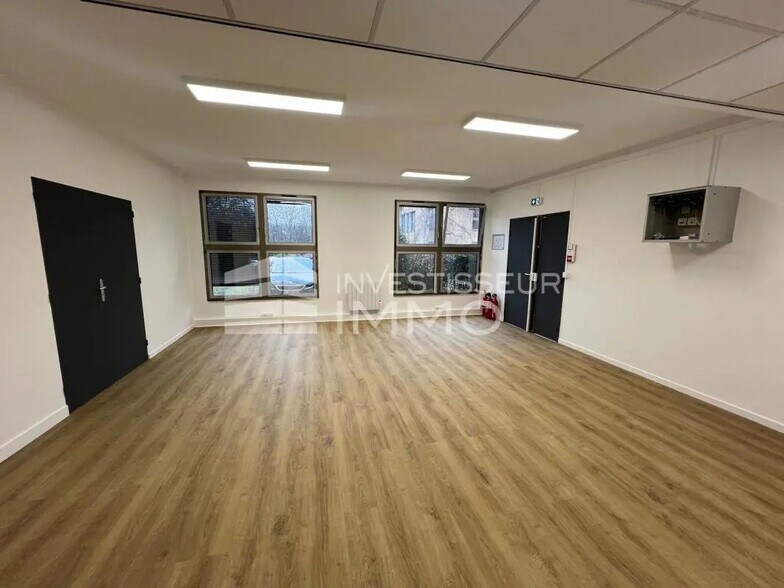 Office in Torcy for lease - Interior Photo - Image 2 of 4