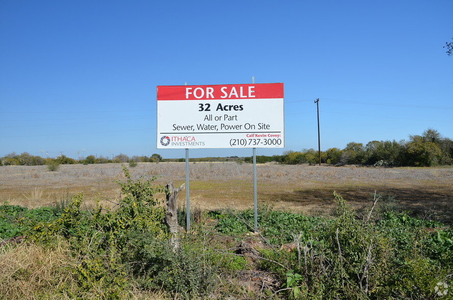 150 I-35 Business & Fm 117, Dilley, TX for sale - Primary Photo - Image 1 of 1