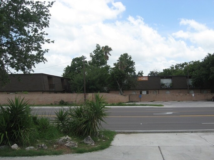 1200 E Houston St, Beeville, TX for sale - Building Photo - Image 2 of 36