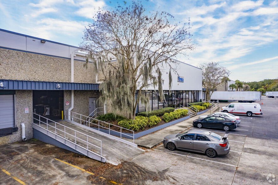 9201 King Palm Dr, Tampa, FL for lease - Building Photo - Image 2 of 10