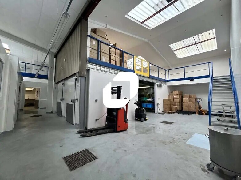 Flex in Eaubonne for lease - Building Photo - Image 1 of 40