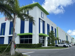 4120 W 91st Pl, Hialeah, FL for lease Building Photo- Image 2 of 4