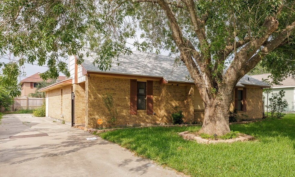 4933 Valley Stream Dr, Corpus Christi, TX for sale - Primary Photo - Image 1 of 5