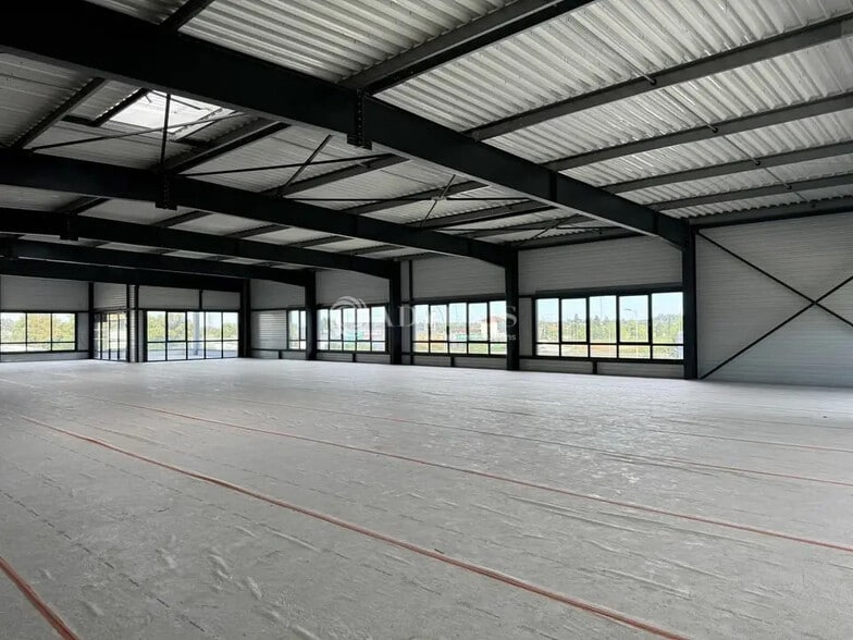 Flex in Arnas for lease - Interior Photo - Image 3 of 8