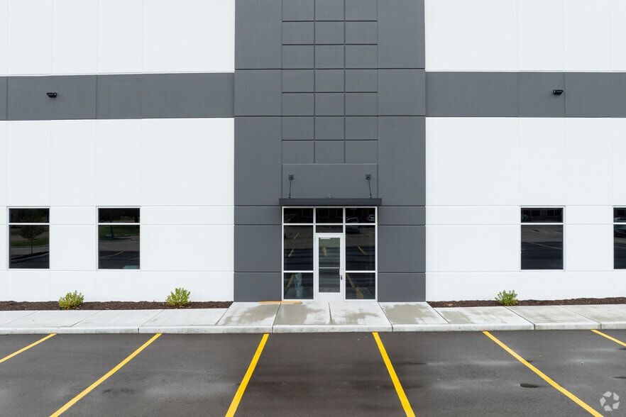 500-550 Corporate Hills Dr, Saint Charles, MO for sale - Building Photo - Image 3 of 4