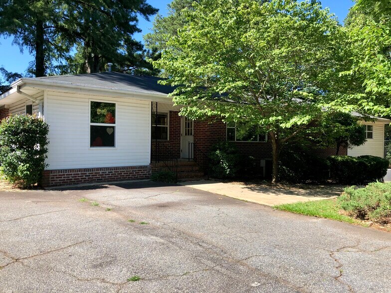 1684 Shoals Rd, Athens, GA 30605