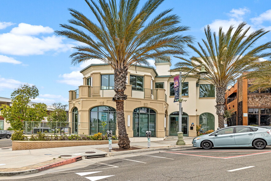 205 Pier Ave, Hermosa Beach, CA for sale - Primary Photo - Image 1 of 17