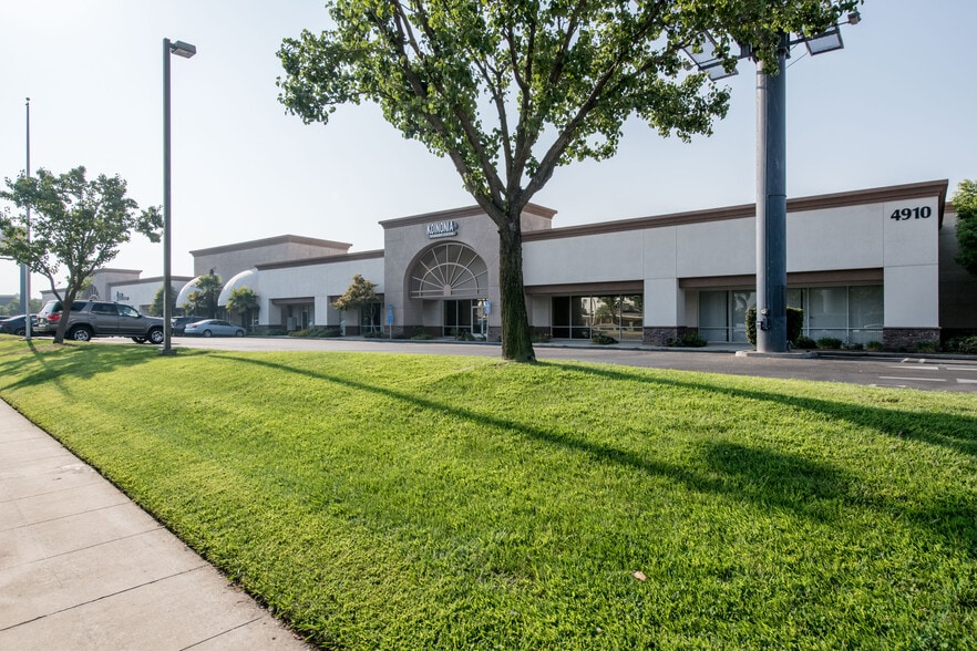 4910 E Ashlan Ave, Fresno, CA for lease - Building Photo - Image 2 of 6