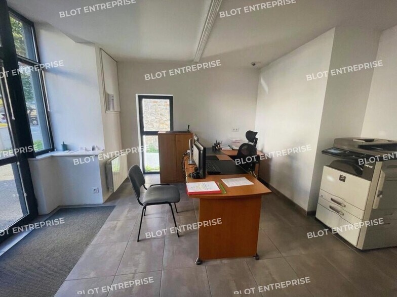 Office in Guingamp for lease - Interior Photo - Image 2 of 4