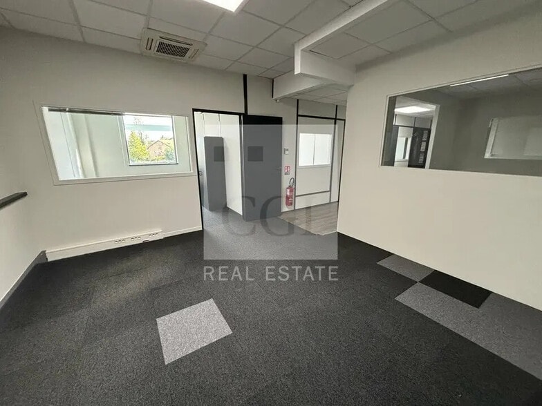 Office in Corbas for lease - Interior Photo - Image 3 of 12