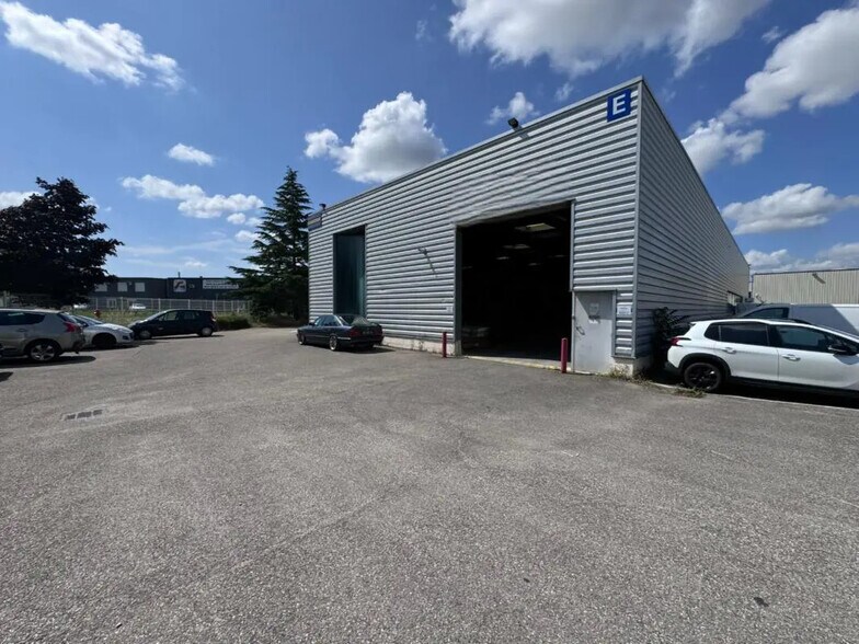 Office in Chaponnay for lease - Building Photo - Image 1 of 5