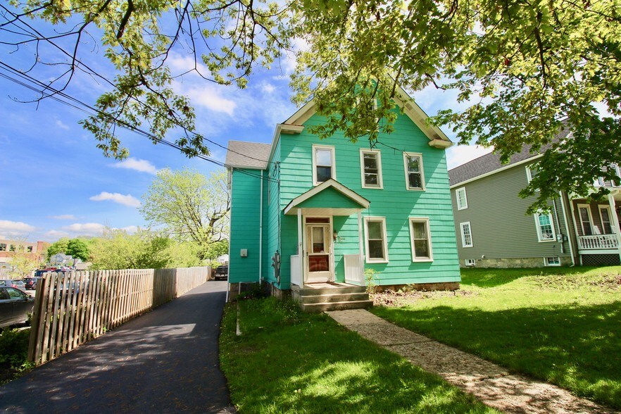 21 Woodside Ave, Newton, NJ 07860