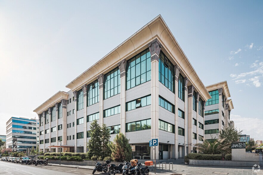 Avenida Manoteras, 46, Madrid, Madrid for lease - Building Photo - Image 2 of 11