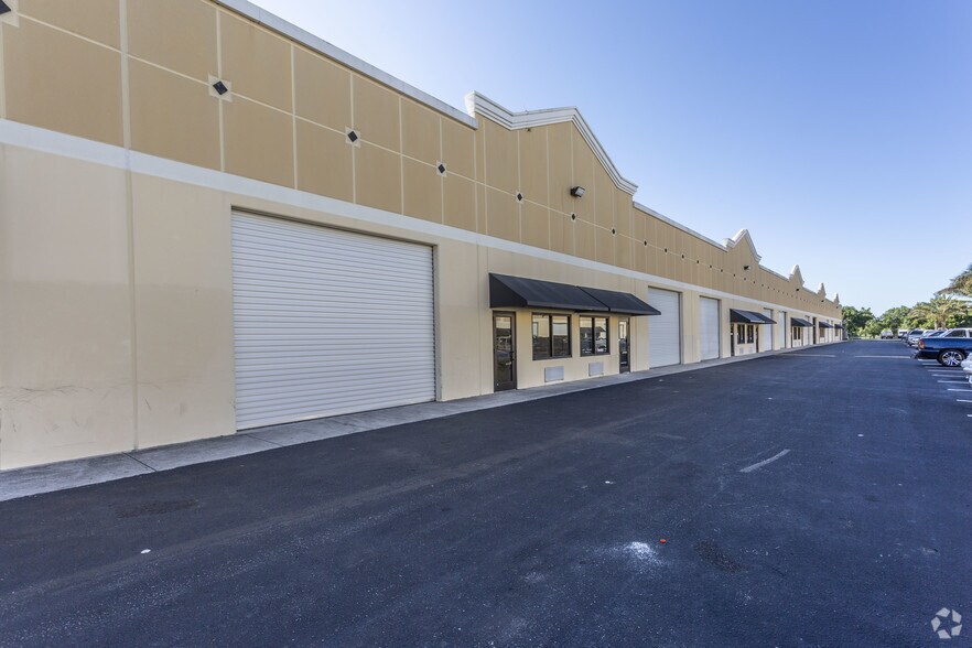 10090 Intercom Dr, Fort Myers, FL for sale - Building Photo - Image 1 of 1