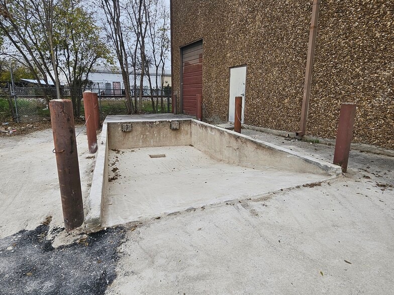 157 Lone Star Blvd, San Antonio, TX for lease - Building Photo - Image 2 of 9