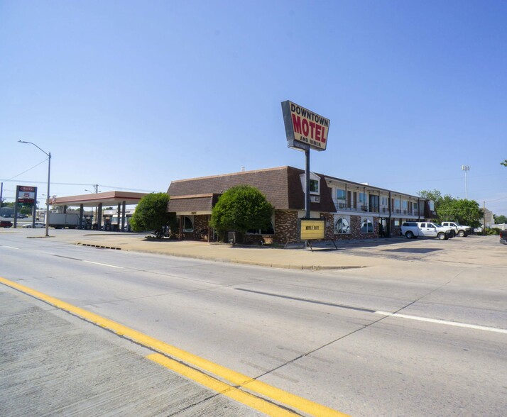 1208 Oklahoma Ave, Woodward, OK for sale - Primary Photo - Image 1 of 31