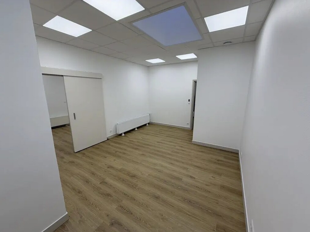 Paris, PAR 75015 - - - Interior Photo - Image 1 of 4