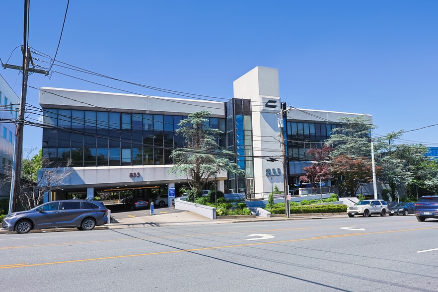 833 Northern Blvd, Great Neck, NY for lease - Building Photo - Image 1 of 17