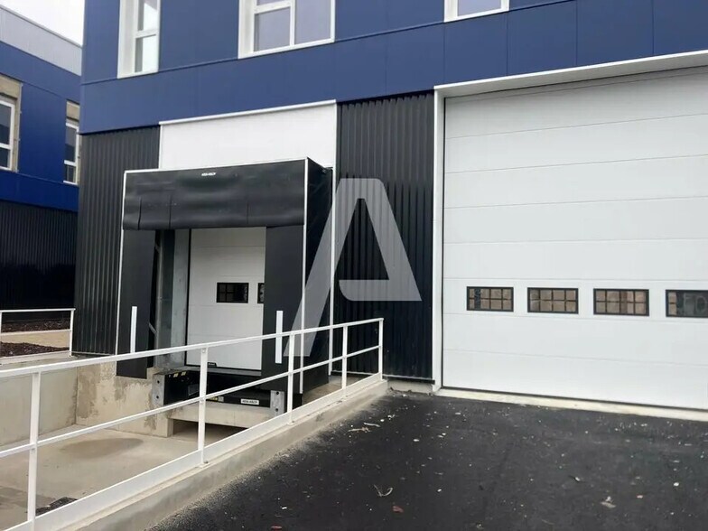 Flex in Moissy-Cramayel for lease - Building Photo - Image 2 of 5