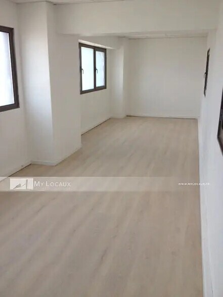 Flex in Villeneuve-la-Garenne for lease - Interior Photo - Image 3 of 6