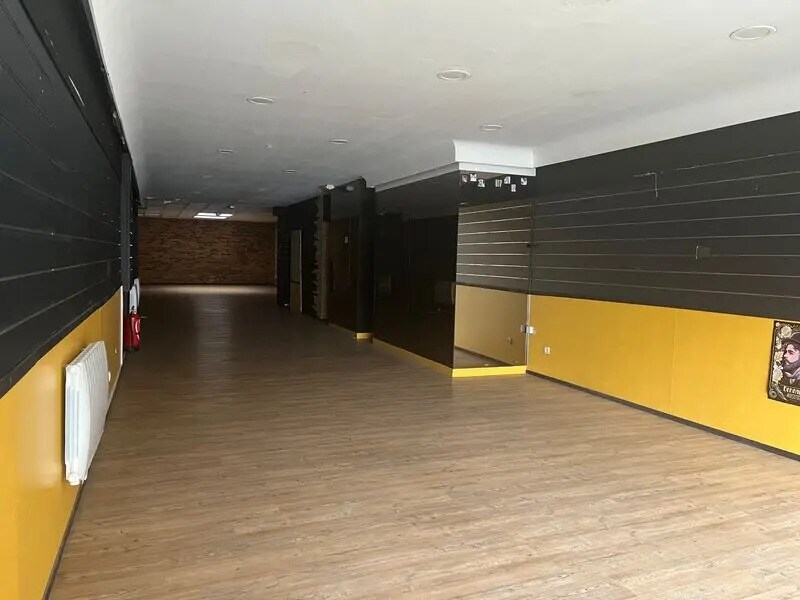 Retail in Saint-Quentin for lease Building Photo- Image 1 of 7