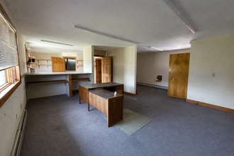261 Phyllis Ln, Bennington, VT for lease Interior Photo- Image 2 of 6