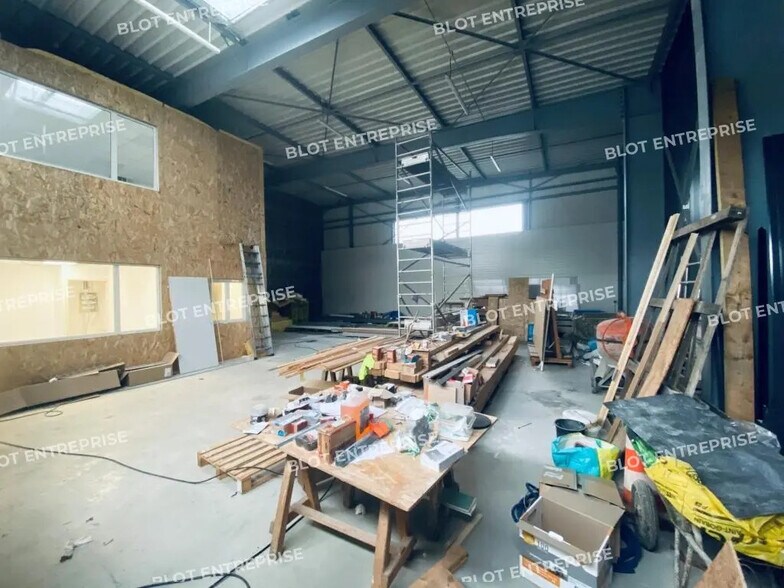 Flex in Guichen for lease - Interior Photo - Image 2 of 11