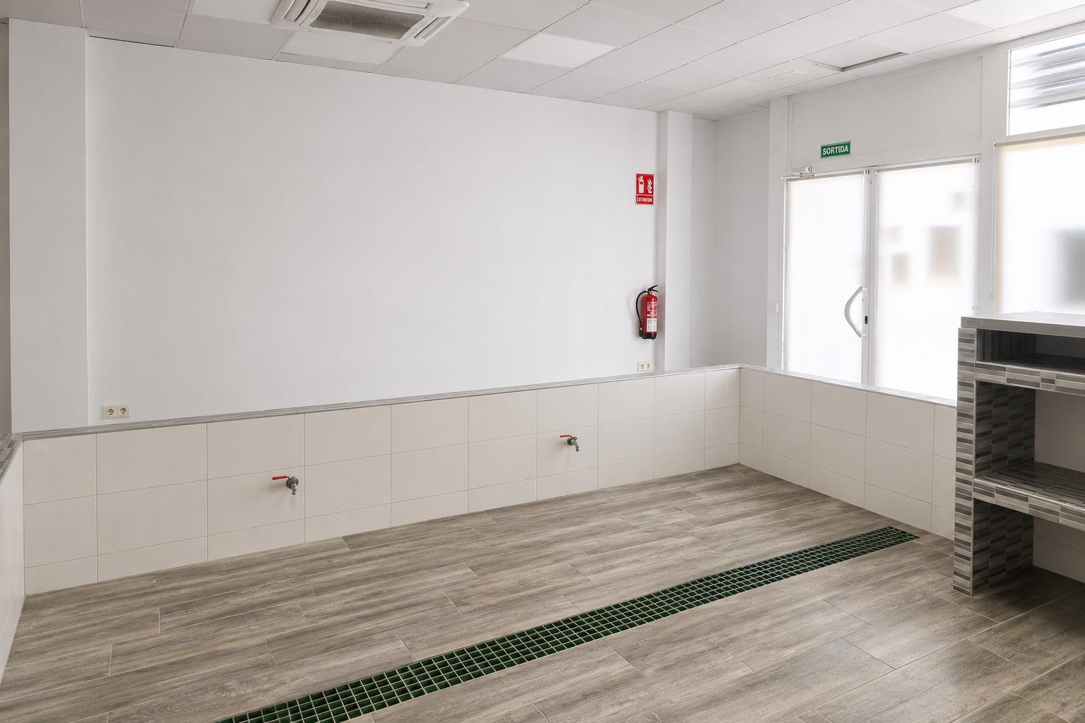 Retail in Montbrió del Camp, Tarragona for lease Interior Photo- Image 1 of 11