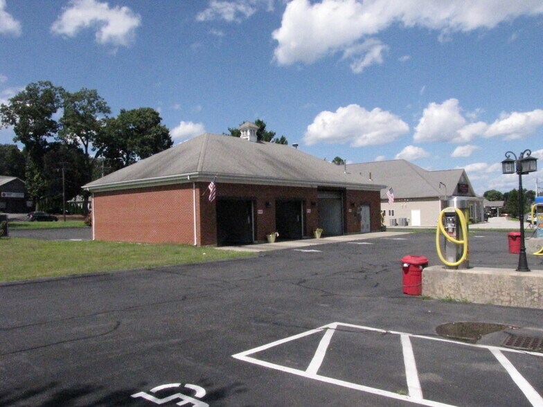 92 Poplar St, Feeding Hills, MA for sale - Primary Photo - Image 1 of 1