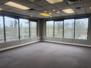 11-21 N Skokie Hwy, Lake Bluff, IL for lease Interior Photo- Image 1 of 7