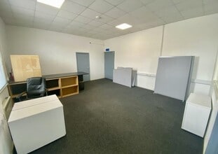Boss Av, Leighton Buzzard for lease Interior Photo- Image 1 of 2
