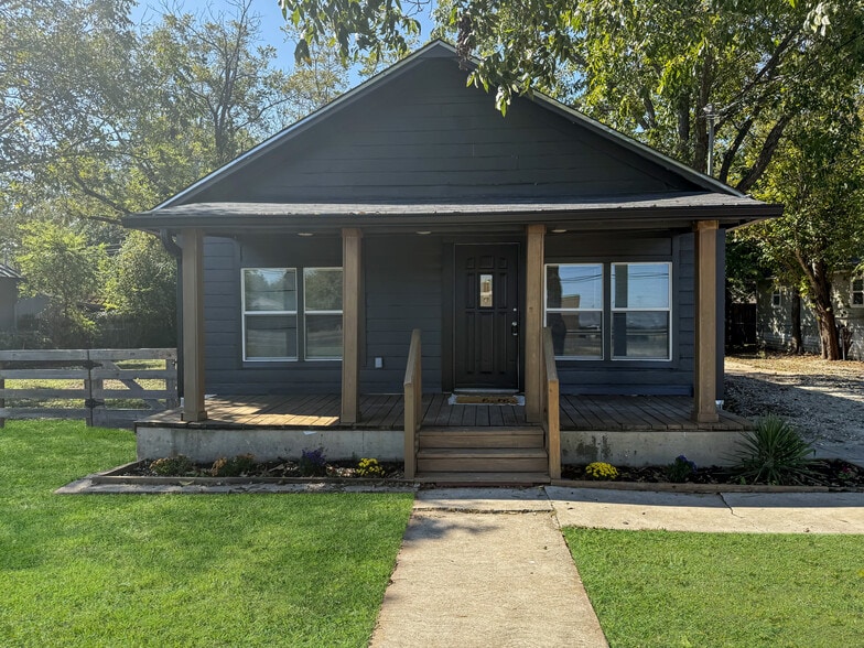 703 E Main St, Little River Academy, TX for sale - Primary Photo - Image 1 of 18