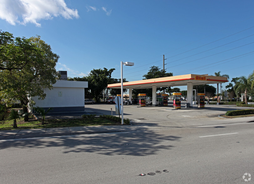 890 W Commercial Blvd, Oakland Park, FL for sale - Building Photo - Image 2 of 3