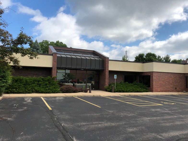 806 Valley Rd, Menasha, WI for lease - Primary Photo - Image 1 of 9