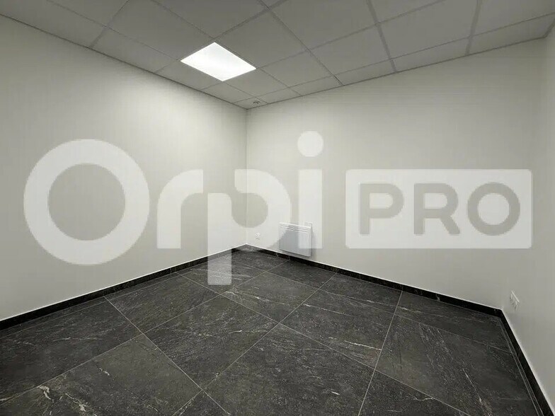 Office in Le Havre for lease - Building Photo - Image 3 of 7