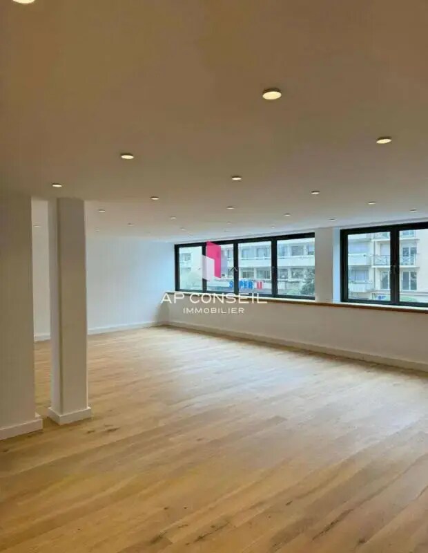 Office in Viroflay for lease Interior Photo- Image 1 of 3
