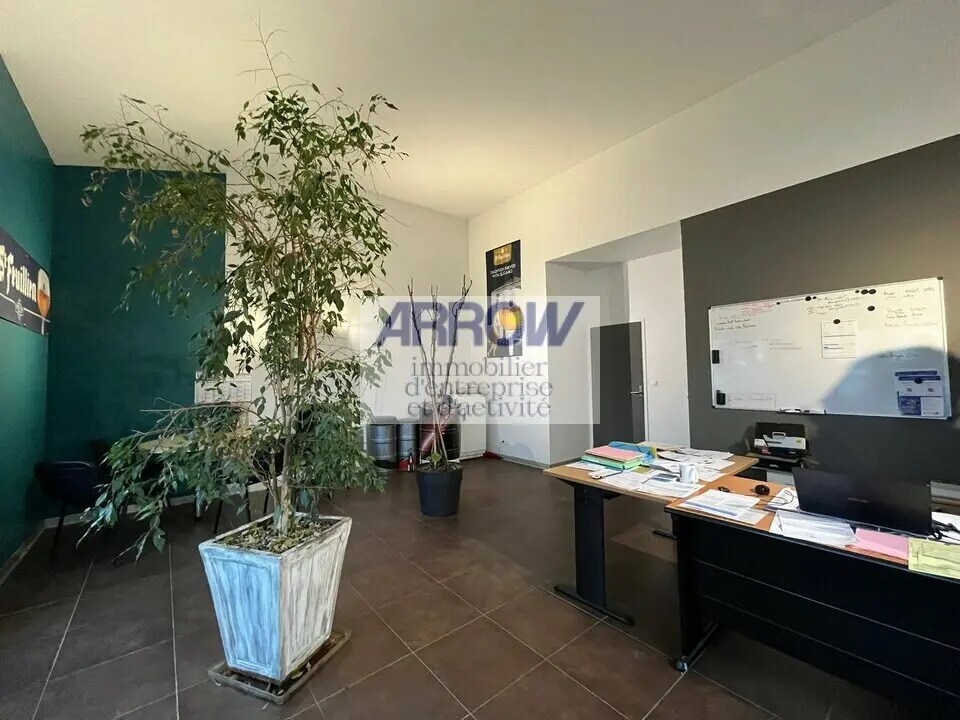 Location Local d'activités 150 m² - Photo 1