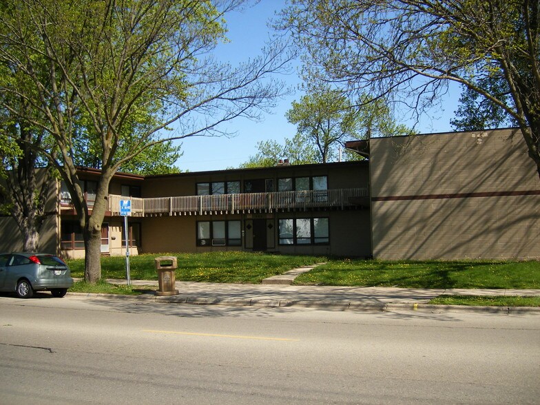 902 W Badger Rd, Madison, WI for sale - Building Photo - Image 1 of 1